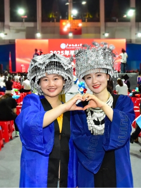 毕业生特写3 徐子强摄.jpg